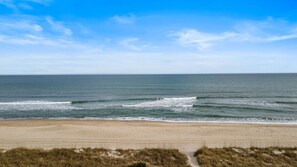 Une plage avec un rivage sablonneux et des vagues.
