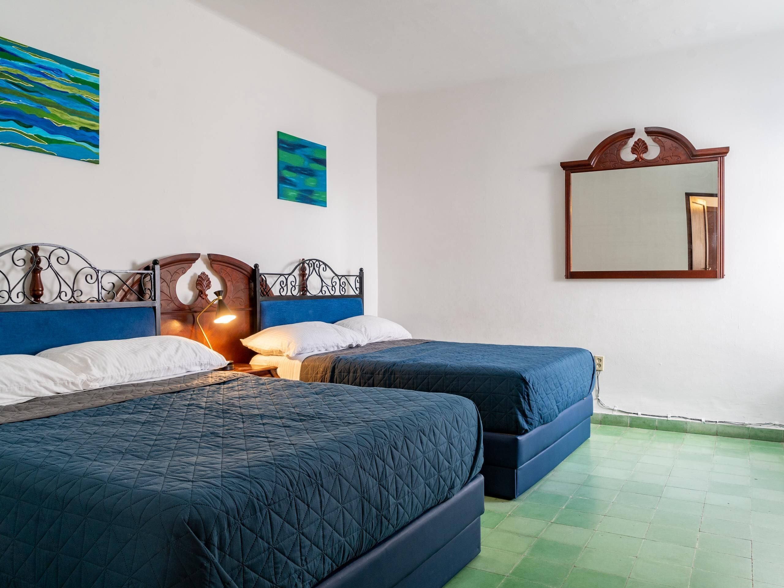 2 عدّة غرف نوم ومكواة/لوح كي وواي فاي وملاءات أسرّة