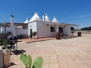Outdoor dining - Trullo in Valle D'itria strategically located to visit the most beautiful villages (Puglia)