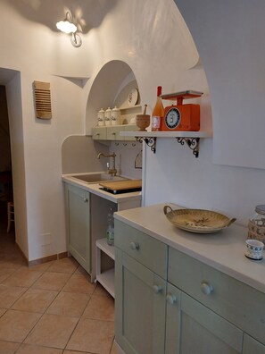 Fridge, microwave, stovetop, coffee/tea maker - Trullo in Valle D'itria strategically located to visit the most beautiful villages (Puglia)