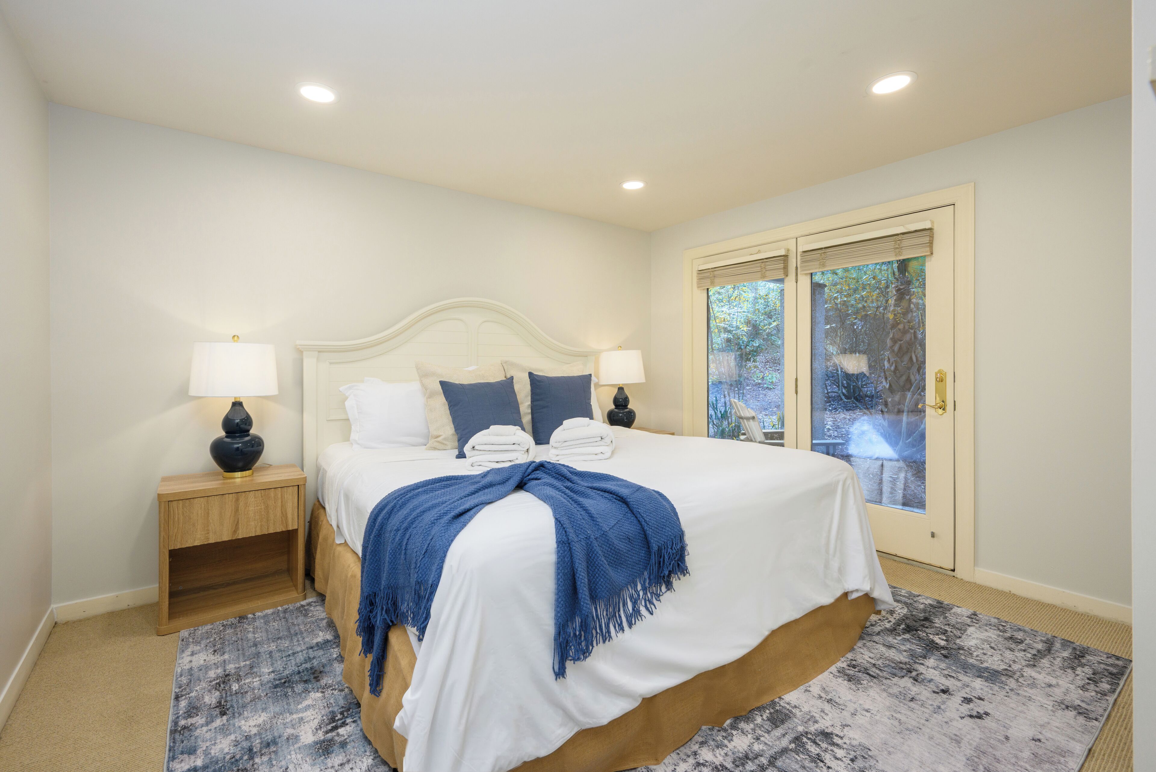 4 bedrooms, desk, iron/ironing board, WiFi (free)