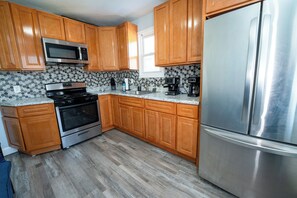 Microwave, stovetop - Spacious 3BR Near NYC+ Free Parking +Stadium 10 Min (North Bergen)
