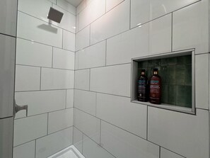 Chuveiro, secador de cabelo, toalhas de banho, sabonete
