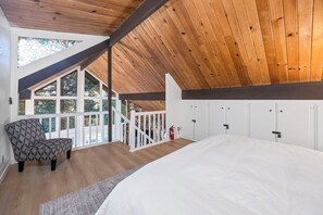 2 bedrooms, iron/ironing board, internet, bed sheets - Lake View Cabin (Lake Arrowhead)