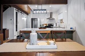 Private kitchen - Lake View Cabin (Lake Arrowhead)