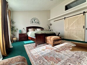 3 habitaciones, tabla de planchar con plancha, wifi y ropa de cama 