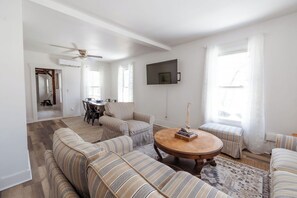 Smart TV, books - Family Friendly Moose Manor (Dexter)