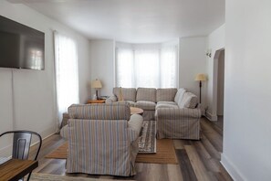 Smart TV, books - Family Friendly Moose Manor (Dexter)