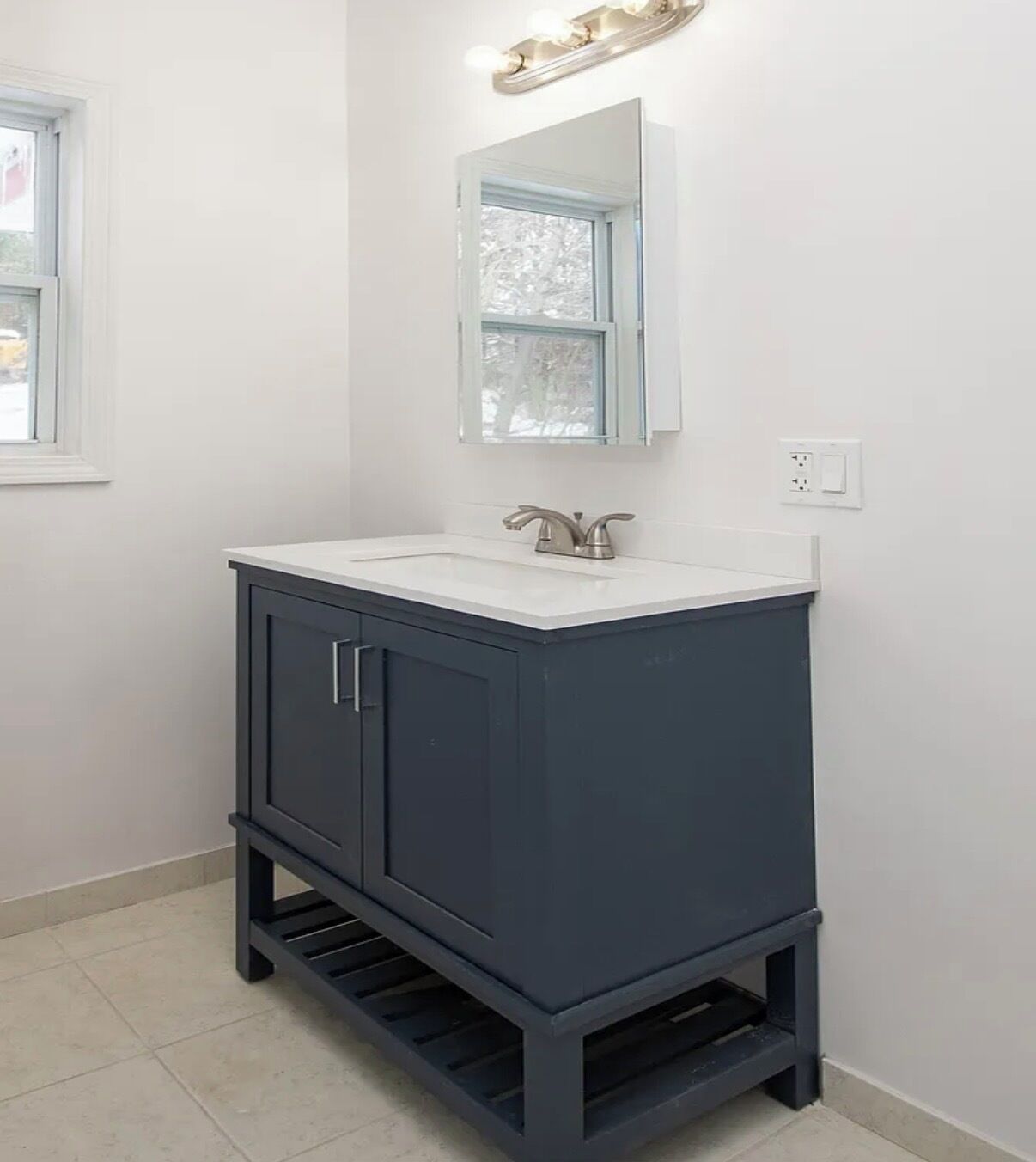 Douche, séchoir à cheveux, serviettes fournies, savon