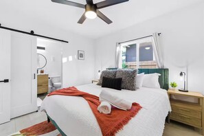 Room - NEW! Stunning 5 Bedroom w/ HotTub, Games, Near Zoo (San Diego)