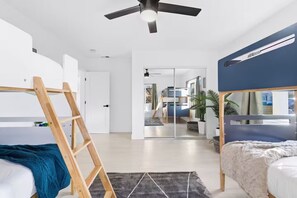 Room - NEW! Stunning 5 Bedroom w/ HotTub, Games, Near Zoo (San Diego)