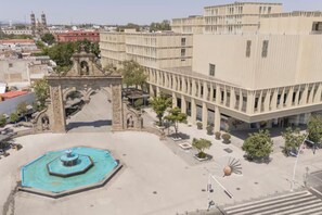 A modern building with a central courtyard featuring a fountain and a statue. - Zapopan Centro +Cerca Basílica + Andares + Telmex (Zapopan)