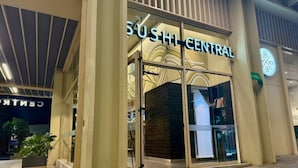 Un restaurant de sushis doté d’une façade moderne et d’une entrée en verre.