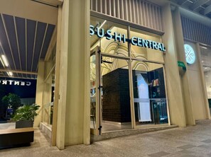 A sushi restaurant with a modern facade and a glass entrance. - Zapopan Centro +Cerca Basílica + Andares + Telmex (Zapopan)