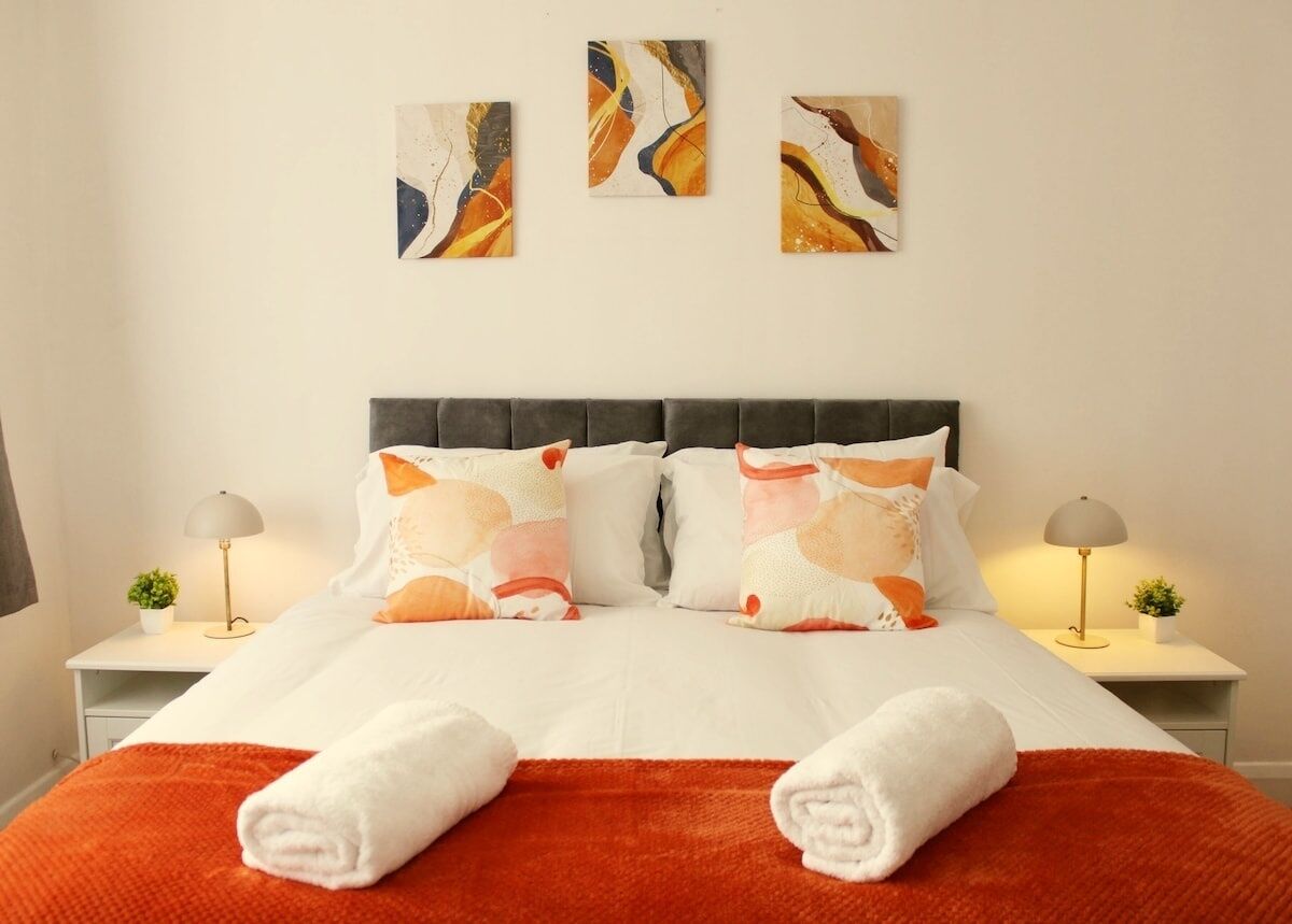 5 bedrooms, iron/ironing board, internet, bed sheets