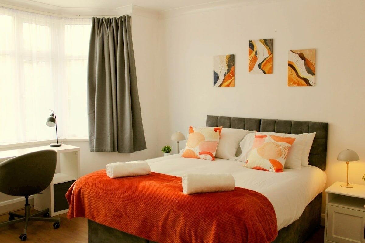 5 bedrooms, iron/ironing board, internet, bed sheets