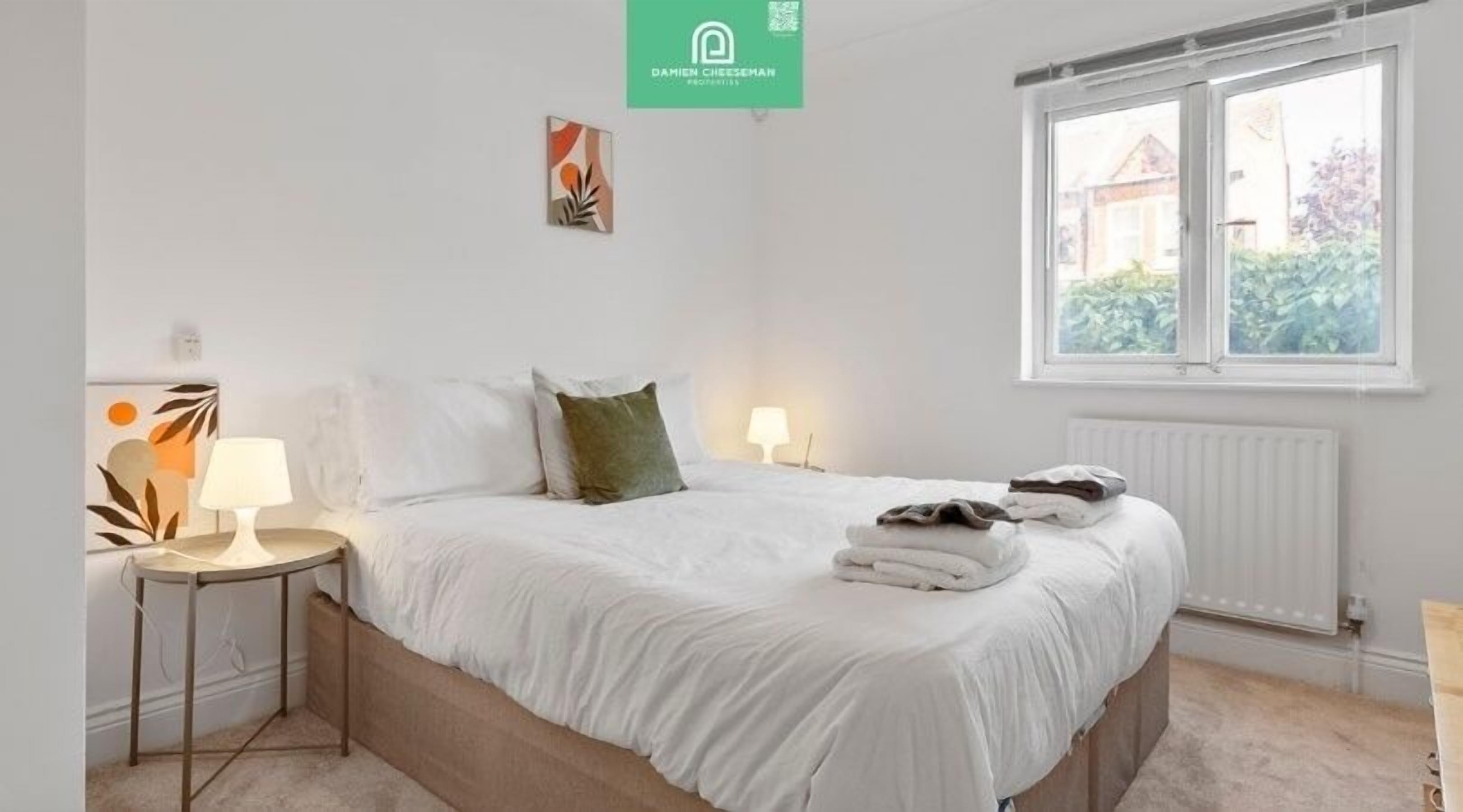 2 bedrooms, iron/ironing board, internet, bed sheets