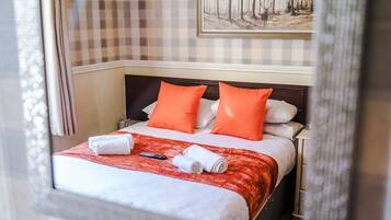 14 bedrooms, iron/ironing board, Internet, bed sheets