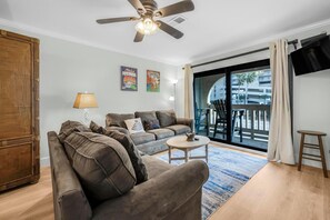 Condo, nhiều giường (Las Palmas 122) | Khu phòng khách