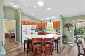 Kylskåp, mikrovågsugn, ugn och spishäll