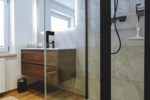 Dusche, Haartrockner, Handtücher, Toilettenpapier
