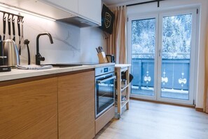 Jääkaappi, uuni, liesi, astianpesukone