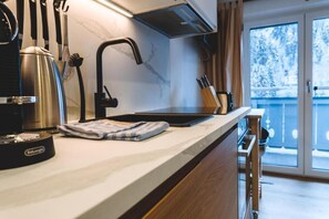 Fridge, oven, stovetop, dishwasher