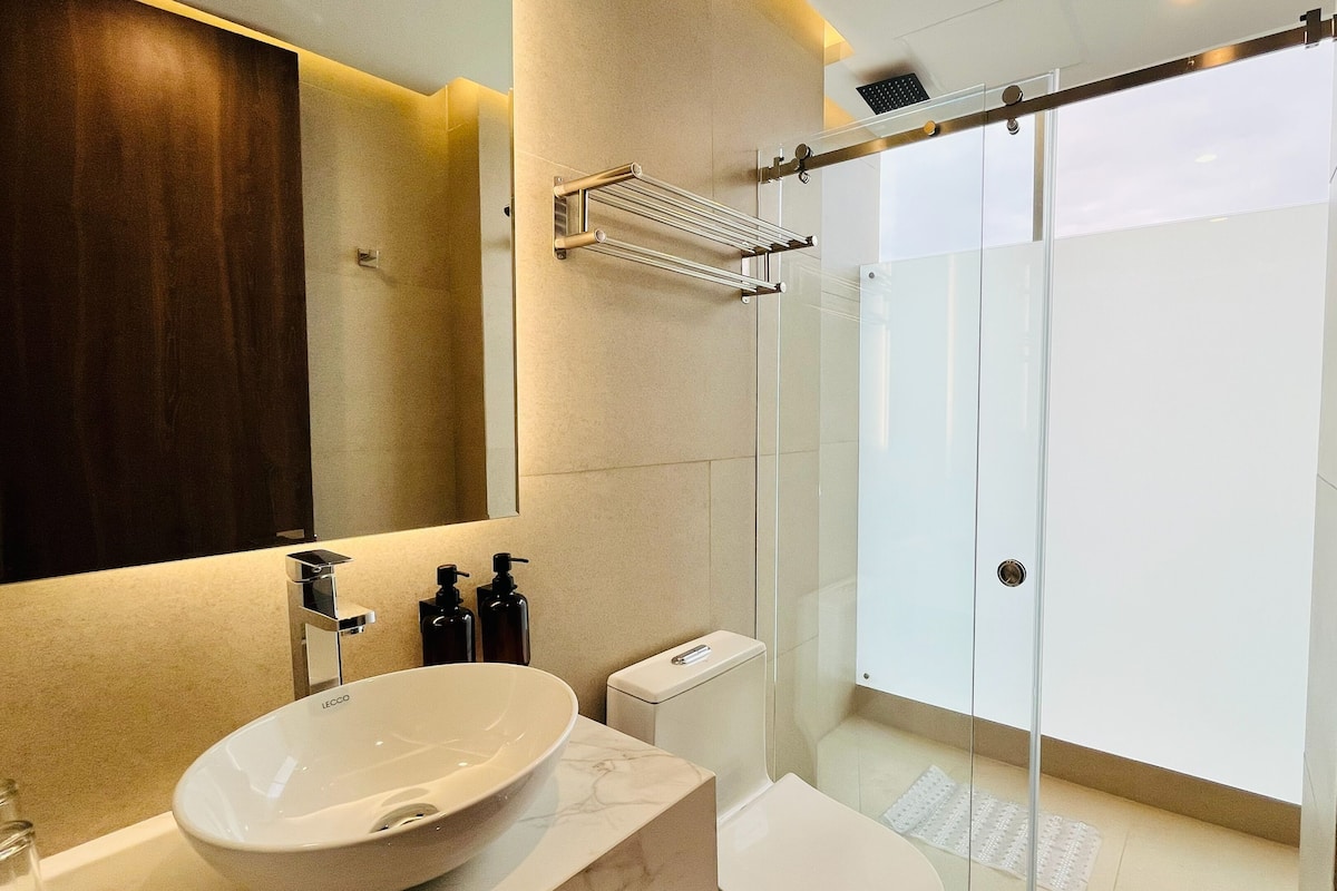 Habitación Ejecutiva Deluxe | Bathroom | Shower, towels, soap, shampoo