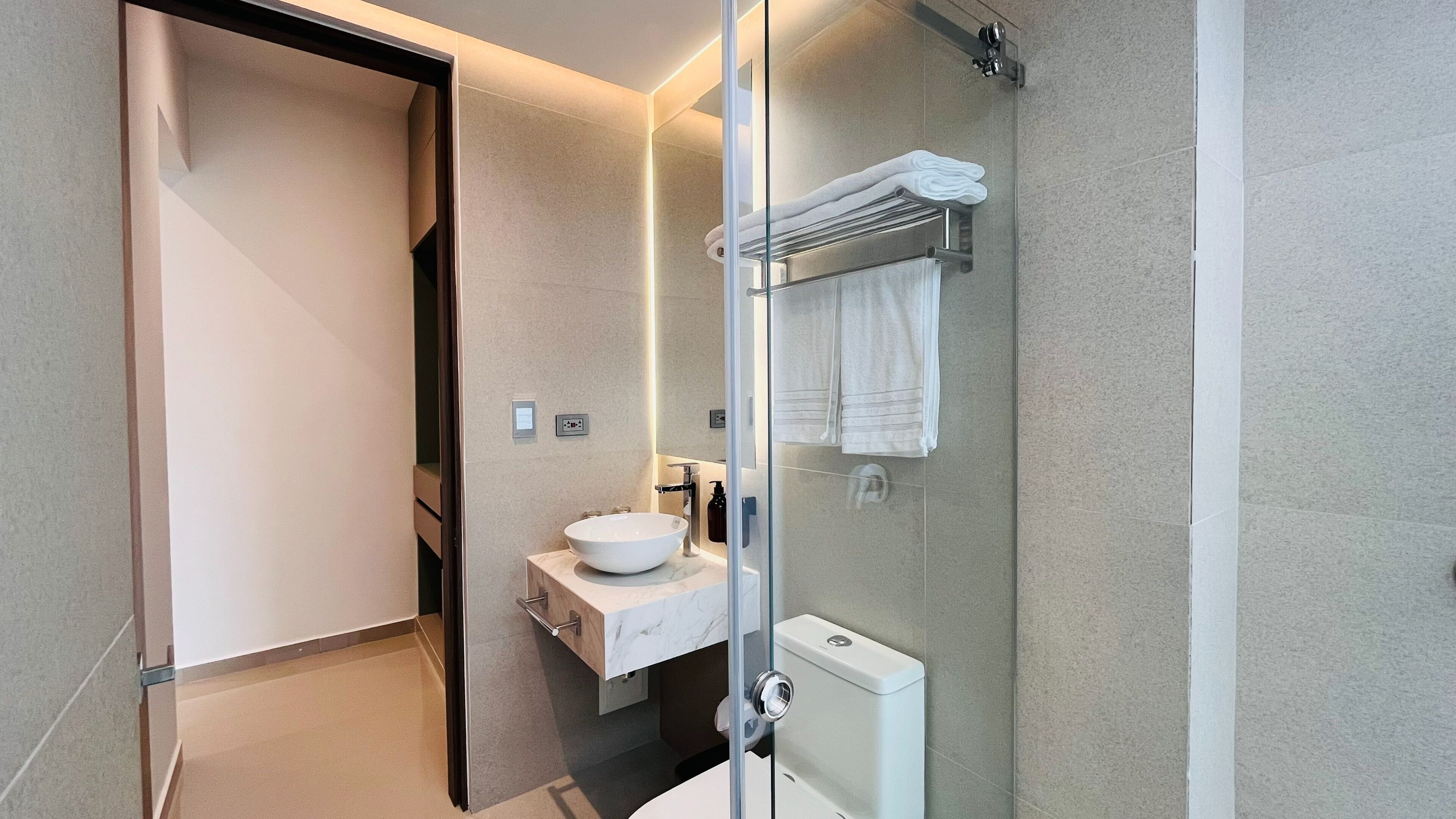 Habitación estándar | Baño | Ducha, toallas, jabón y champú