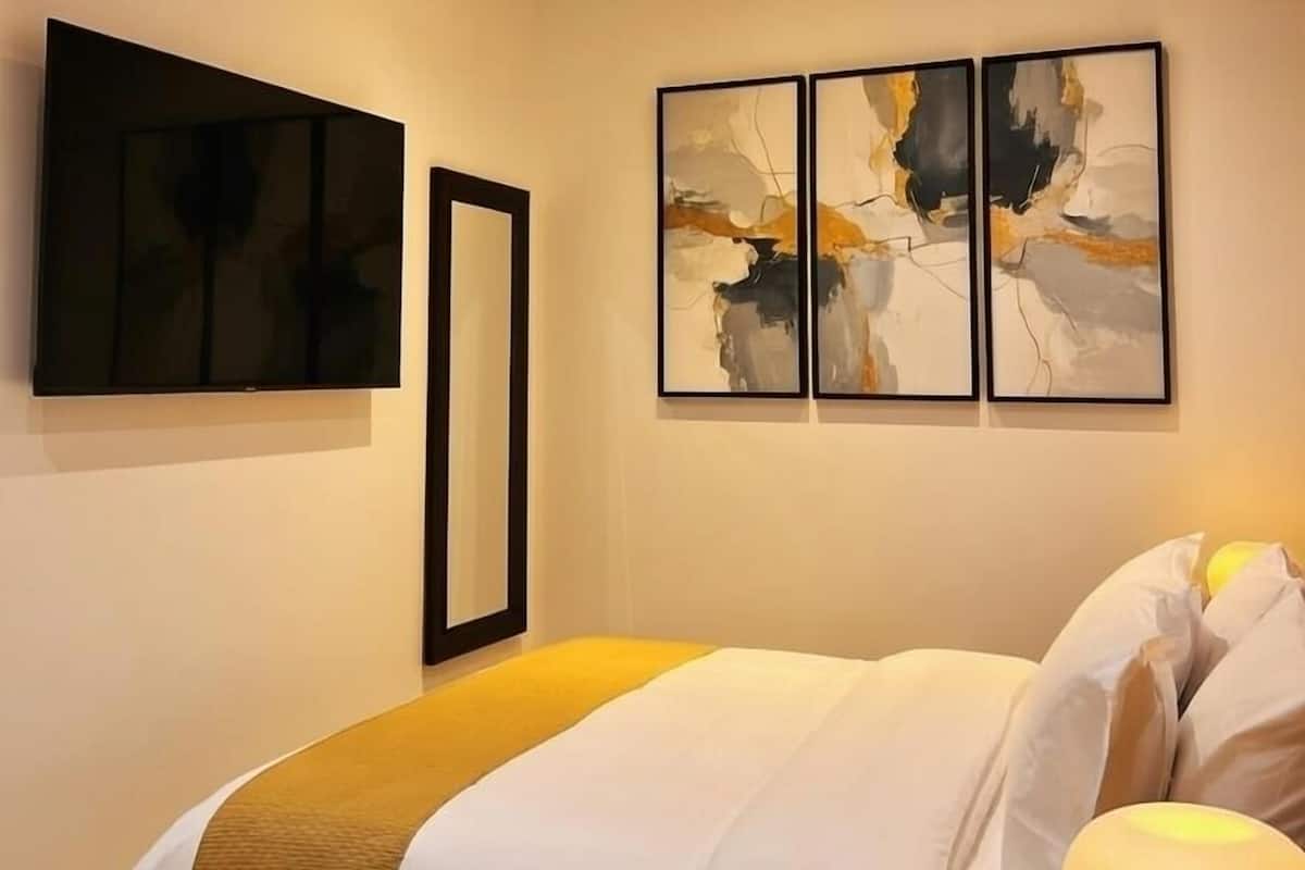 Standard Room | In-room safe, desk, laptop workspace, blackout drapes