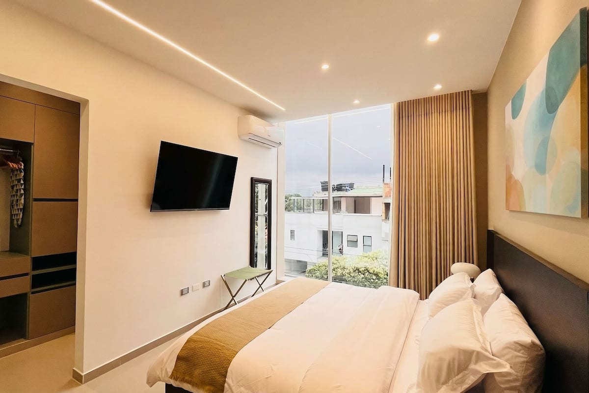 Deluxe Room | In-room safe, desk, laptop workspace, blackout drapes