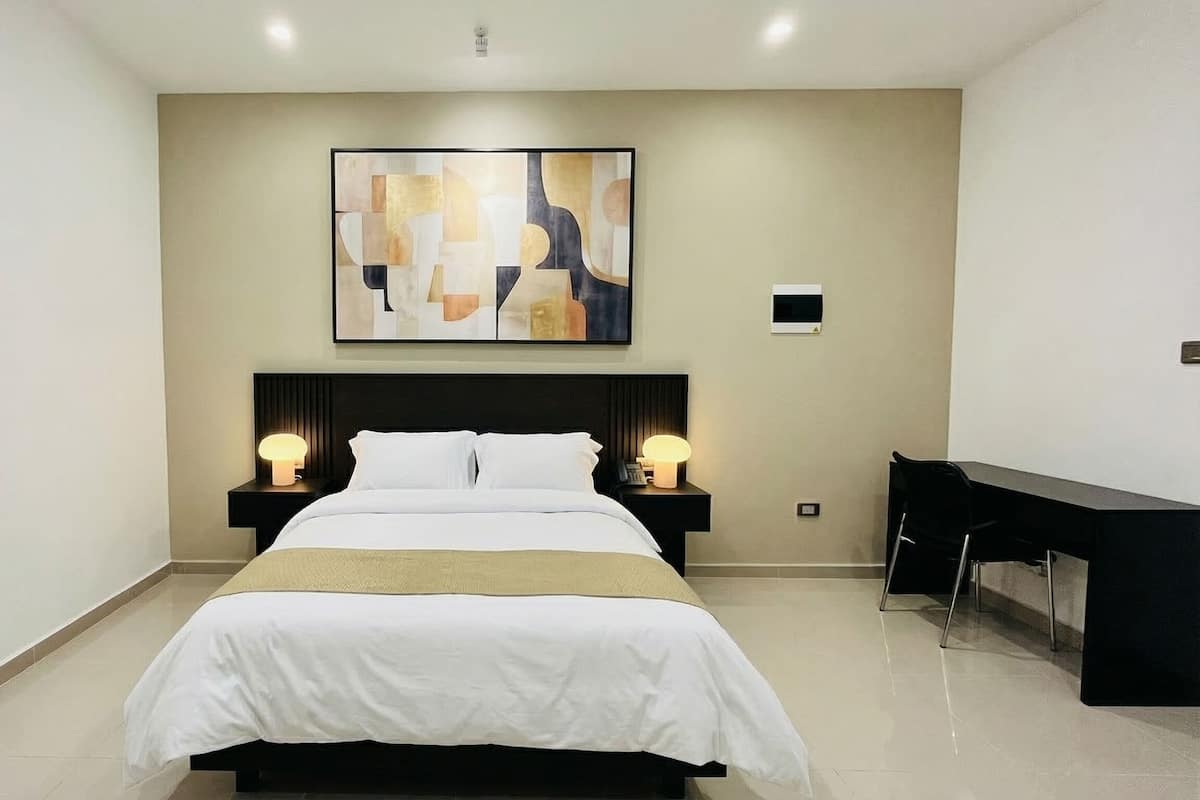 Habitación Ejecutiva Estándar | In-room safe, desk, laptop workspace, blackout drapes