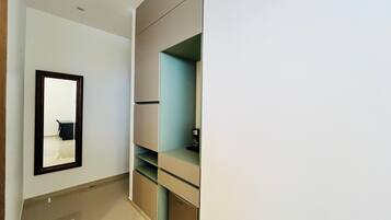 Habitación Ejecutiva Superior | In-room safe, desk, laptop workspace, blackout drapes