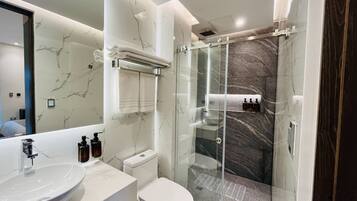 Habitación Ejecutiva Clásica | Bathroom | Shower, towels, soap, shampoo