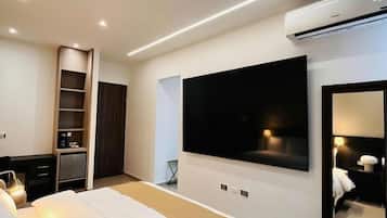 Deluxe Room | In-room safe, desk, laptop workspace, blackout drapes