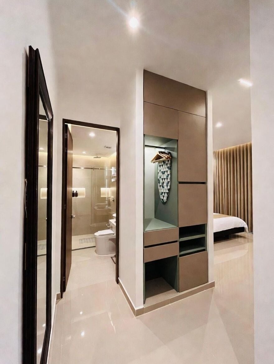 Habitación junior | Caja fuerte, escritorio, espacio para trabajar con un portátil