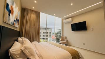 Junior Room | In-room safe, desk, laptop workspace, blackout drapes