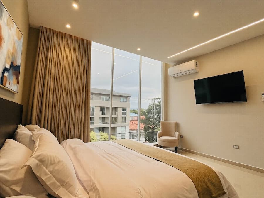 Habitación junior | Edredones de plumas, minibar, caja fuerte y escritorio