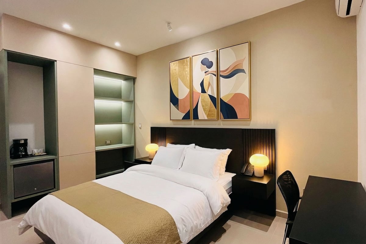 Classic Room | In-room safe, desk, laptop workspace, blackout drapes