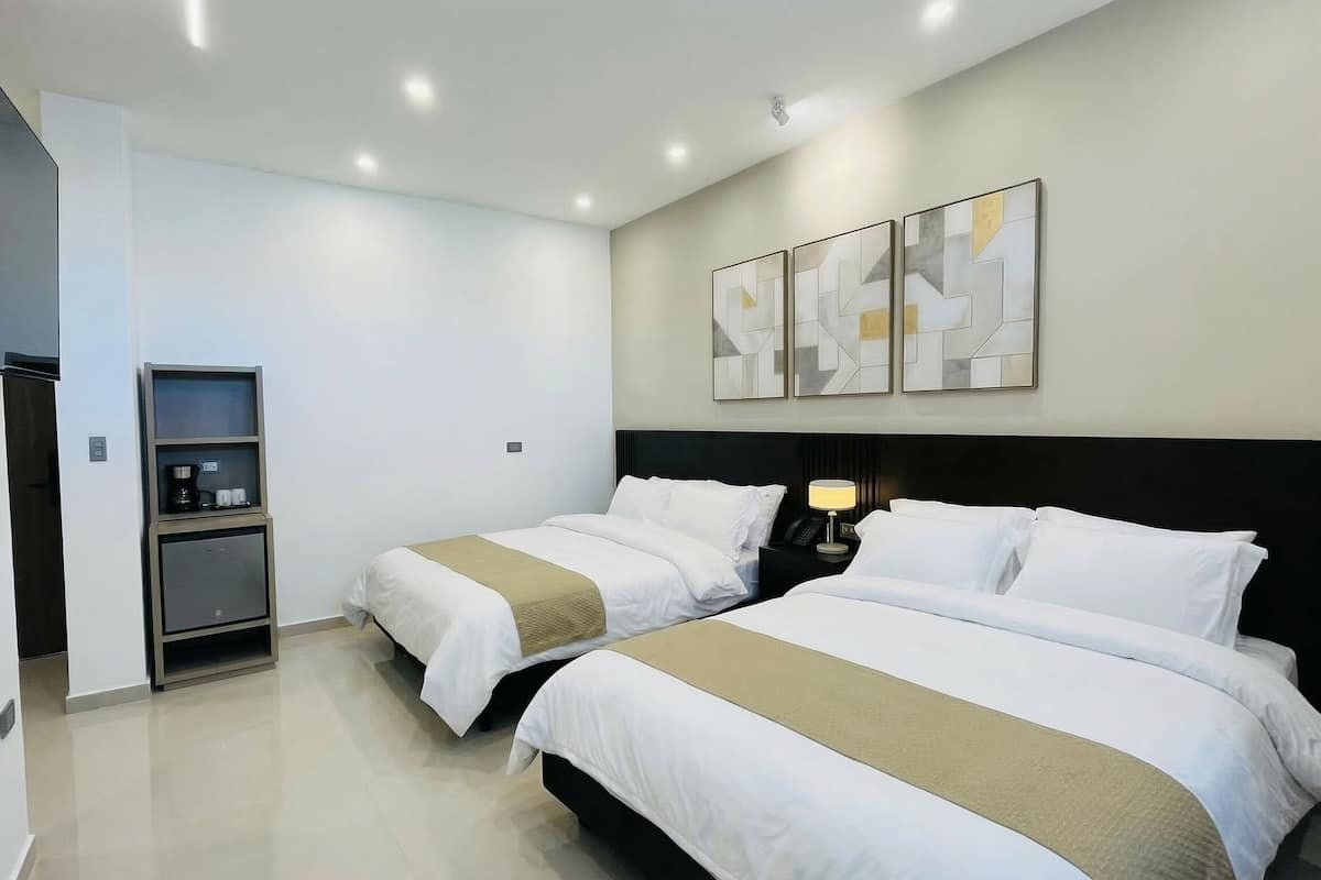 Habitación Ejecutiva de 2 camas | In-room safe, desk, laptop workspace, blackout drapes
