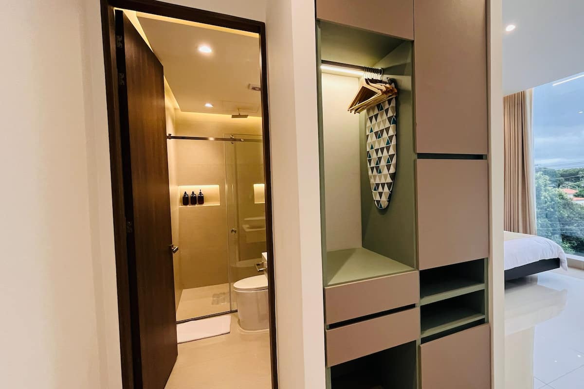 Junior Room | In-room safe, desk, laptop workspace, blackout drapes