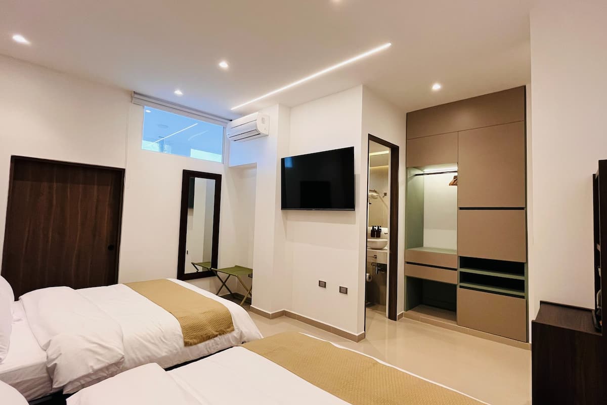 Twin Room | In-room safe, desk, laptop workspace, blackout drapes