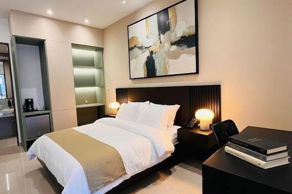 Habitación Ejecutiva Clásica | Down comforters, minibar, in-room safe, desk