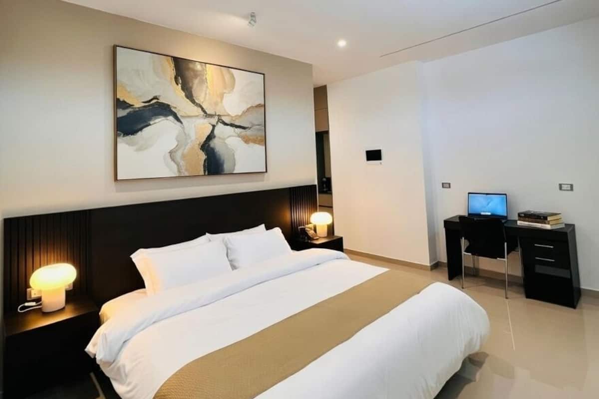 Habitación Ejecutiva Superior | In-room safe, desk, laptop workspace, blackout drapes