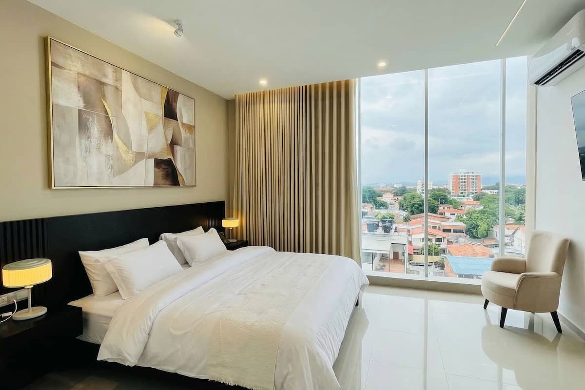 Habitación Ejecutiva Junior | In-room safe, desk, laptop workspace, blackout drapes