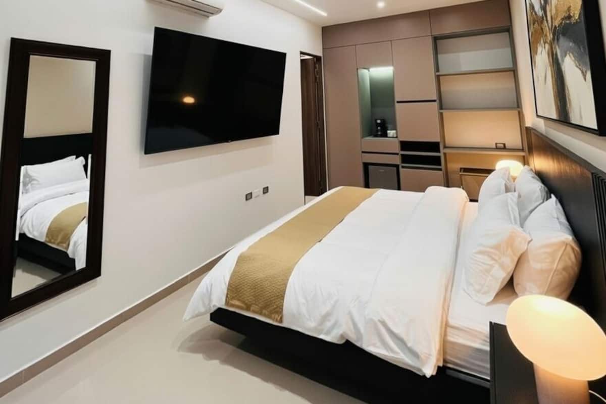 Superior Room | In-room safe, desk, laptop workspace, blackout drapes