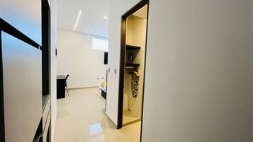Habitación Ejecutiva Superior | Edredón, minibar, caja de seguridad en la habitación y escritorio