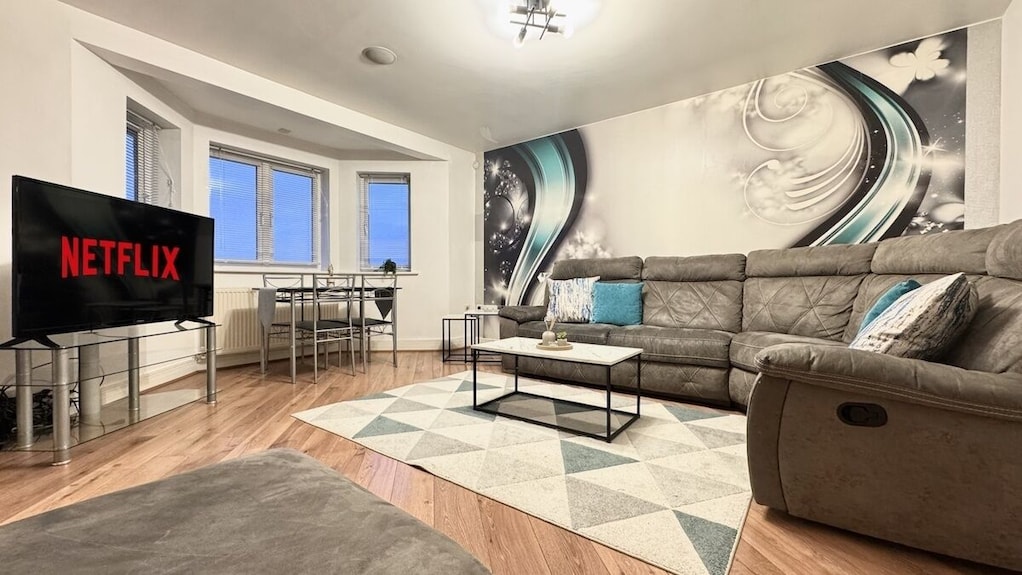 Spacious 2-bedroom Duplex With Gated Parking - Doncaster