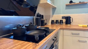 Fridge, microwave, oven, stovetop - Stylish 2-Bedrooms | Free Gated Parking | 2 Bathrooms (Doncaster)