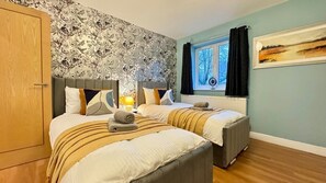 2 bedrooms, iron/ironing board, free WiFi, bed sheets - Stylish 2-Bedrooms | Free Gated Parking | 2 Bathrooms (Doncaster)